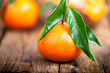 vitaminreiche orange Mandarinen mit Blättern
