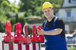 Photo: Arbeiter überprüft die Baustellenabsperrung Arbeiter überprüft die Baustellenabsperrung
