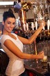 Foto: Female bartender tapping draught beer in pub Female bartender tapping draught beer in pub