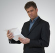 Homme recevant un courrier - la déception