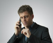 Homme au téléphone demandant le silence