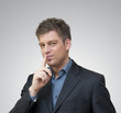 Homme demandant le silence en faisant chut