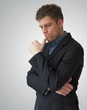 Homme en train de douter