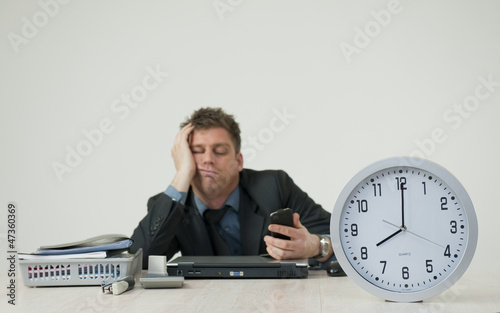 Photo: Longues heures de travail au bureau Longues heures de travail au bureau