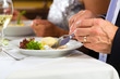Leute essen in Restaurant oder Hotel  