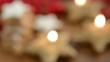 Weihnachtsgebäck wie Zimtsterne und brennende Kerze