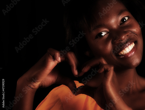 Photo: Afrikanerin macht ein Herz mit den Händen Afrikanerin macht ein Herz mit den Händen