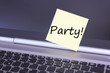 Computer mit Zettel Party