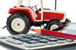Traktor, Rotstift und Taschenrechner