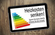 Tablet PC auf Holzwand mit Heizkosten senken
