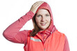 Frau mit Laufshirt und Weste (Kapuze)