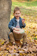 Enfant jouant du djembé