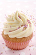 cupcake mit Buttercreme und rosa Streuseln