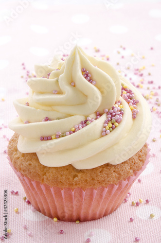 Photo: cupcake mit Buttercreme und rosa Streuseln cupcake mit Buttercreme und rosa Streuseln