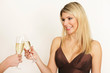 Blondine stoßt an