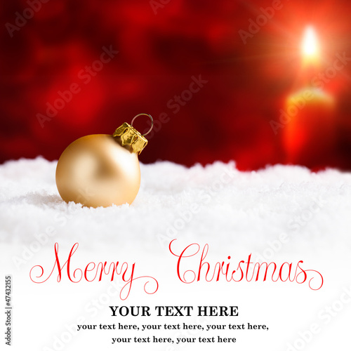 Illustration: Goldene Weihnachtskugel vor weihnachtlichem Hintergrund Goldene Weihnachtskugel vor weihnachtlichem Hintergrund