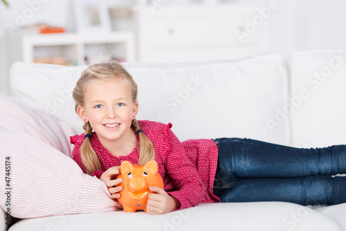 Photo: goldiges mädchen mit sparschwein goldiges mädchen mit sparschwein