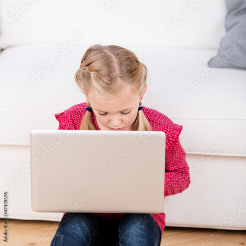 Photo: mädchen schaut konzentriert auf laptop mädchen schaut konzentriert auf laptop