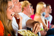 Junge Leute schauen einen Film im Kino
