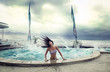 Femme au bord de la piscine