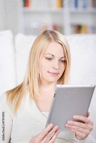 Photo: entspannte frau mit tablet zuhause entspannte frau mit tablet zuhause