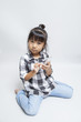 写真: スマートフォンを使う女の子点 スマートフォンを使う女の子