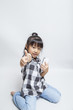 写真: スマートフォンを使う女の子点 スマートフォンを使う女の子