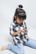 写真: スマートフォンを使う女の子点 スマートフォンを使う女の子