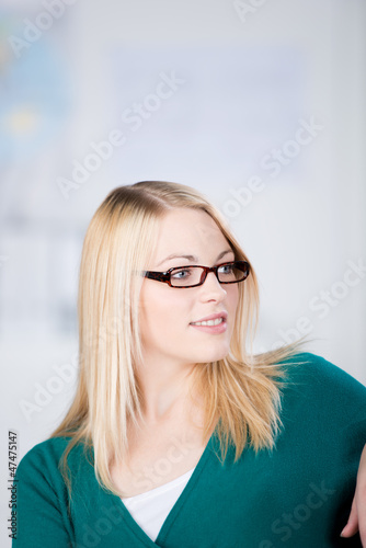 Photo: junge frau mit brille junge frau mit brille