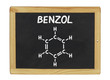 chemische Strukturformel von Benzol auf einer Schiefertafel