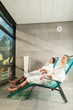 Junges Paar entspannt in wellness Spa