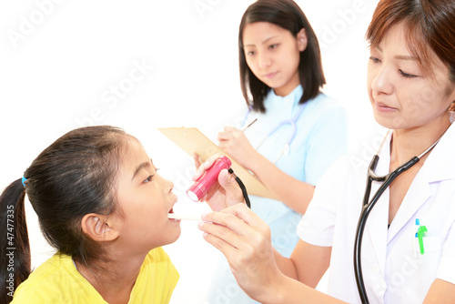 Photo: 風邪のため診察を受ける女の子 風邪のため診察を受ける女の子