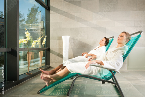 Photo: Junges Paar entspannt in wellness Spa Junges Paar entspannt in wellness Spa