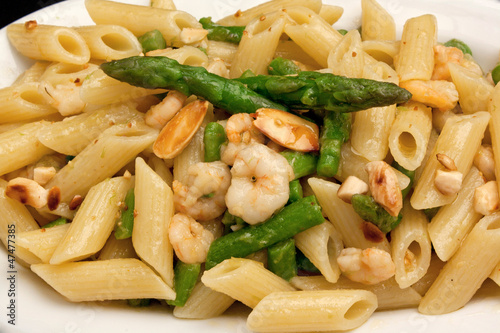 Photo: Pennette con asparagi, gamberetti e mandorle tostate Pennette con asparagi, gamberetti e mandorle tostate