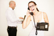 Frau lachend am Telefon