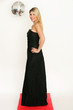 Junge Frau im Abendkleid