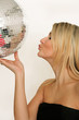 Blondine küsst Discokugel