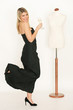 Blondine im Kleid mit Sektglas
