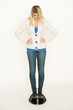 Blondine auf der Waage