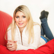 Blondine auf dem Sofa
