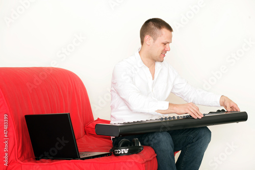 Photo: Mann mit Musikinstrument Mann mit Musikinstrument