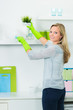 junge hausfrau bei der hausarbeit