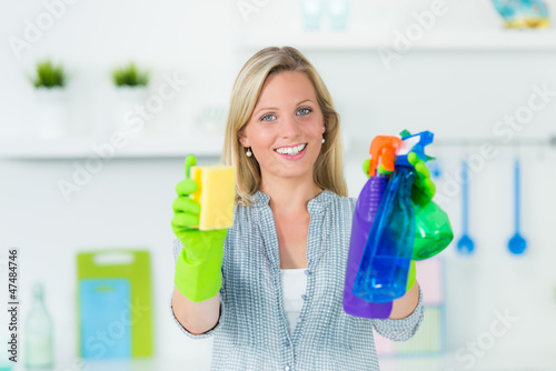 Photo: junge frau mit putzmittel junge frau mit putzmittel