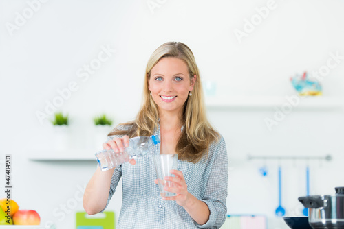 Photo: glückliche frau trinkt wasser glückliche frau trinkt wasser