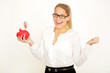 Jubelnde Frau mit Sparschwein