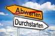 Wegweiser mit Abwarten und Durchstarten