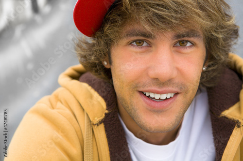 Photo: Primer plano de rapero sonriendo Primer plano de rapero sonriendo