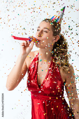Photo: Frau feiert Geburtstag mit Luftschlange und Party Hütchen Frau feiert Geburtstag mit Luftschlange und Party Hütchen