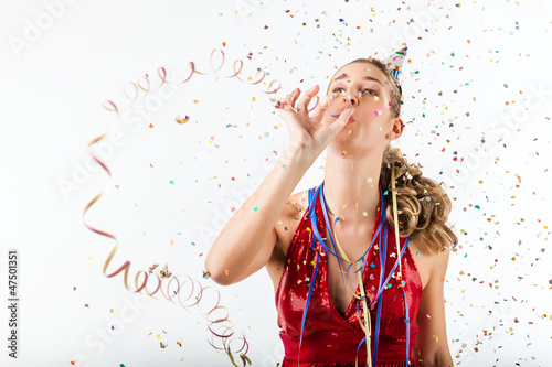 Photo: Frau feiert Geburtstag mit Luftschlange und Party Hütchen Frau feiert Geburtstag mit Luftschlange und Party Hütchen