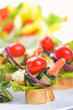 Scampisnack mit eingelegten Zucchini und Tomaten